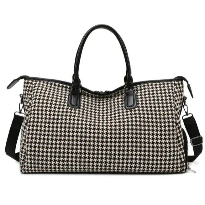 Bolsa feminina com corrente, estilo pillow, em PU e Oxford, disponível em preto e marrom, com duas alças.

