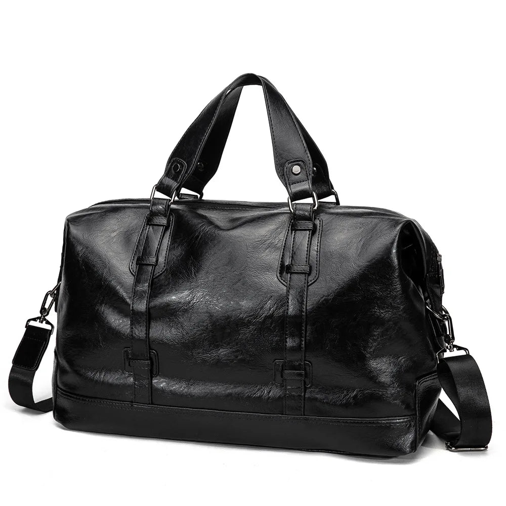 Bolsa de viagem masculina grande, em couro PU preto, com alça de mão e ombro ajustável, ideal para viagens e atividades ao ar livre.

