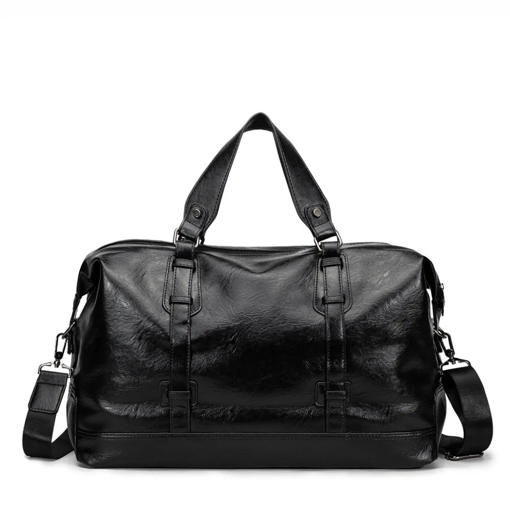 Bolsa de viagem masculina grande, em couro PU preto, com alça de mão e ombro ajustável, ideal para viagens e atividades ao ar livre.

