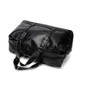 Bolsa de viagem masculina grande, em couro PU preto, com alça de mão e ombro ajustável, ideal para viagens e atividades ao ar livre.

