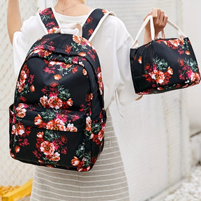 Conjunto de mochila escolar fashion com estampa floral, lancheira e estojo, feito em nylon resistente e leve, com fechamento em zíper.