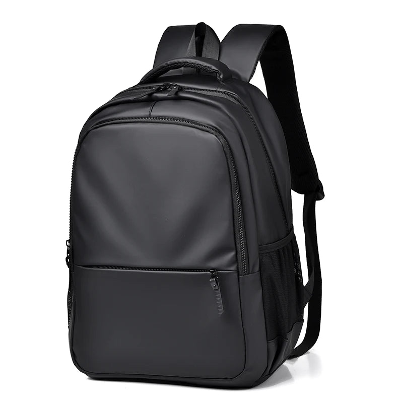 Mochila masculina impermeável preta, estilo minimalista, com compartimento para laptop de 15,6", alça de ombro arqueada e capacidade de 20L.