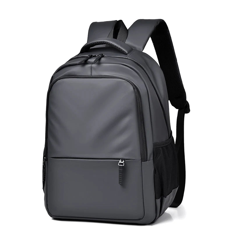 Mochila masculina impermeável preta, estilo minimalista, com compartimento para laptop de 15,6", alça de ombro arqueada e capacidade de 20L.