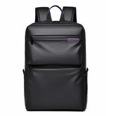 Mochila masculina impermeável em TPU, design moderno com compartimento para laptop de 15.6", alça confortável e zíper resistente.