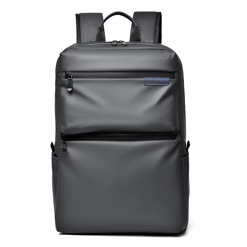 Mochila masculina impermeável em TPU, design moderno com compartimento para laptop de 15.6", alça confortável e zíper resistente.