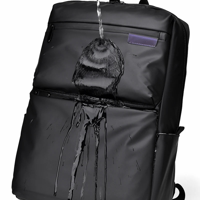 Mochila masculina impermeável em TPU, design moderno com compartimento para laptop de 15.6", alça confortável e zíper resistente.