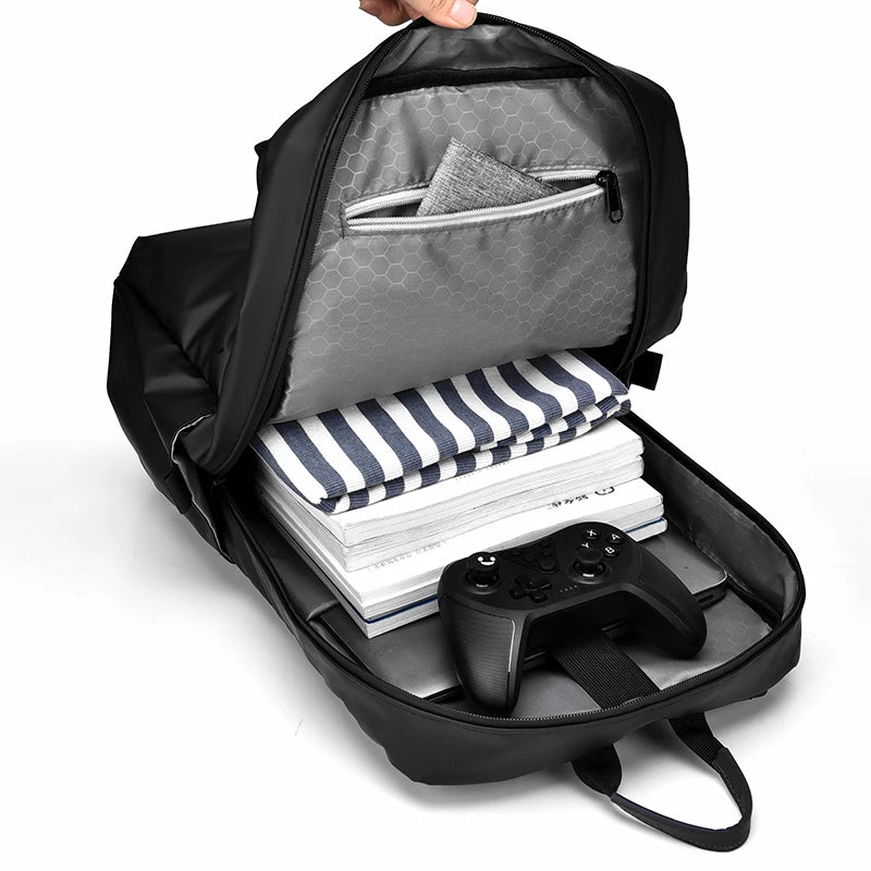 Mochila masculina impermeável em TPU, design moderno com compartimento para laptop de 15.6", alça confortável e zíper resistente.